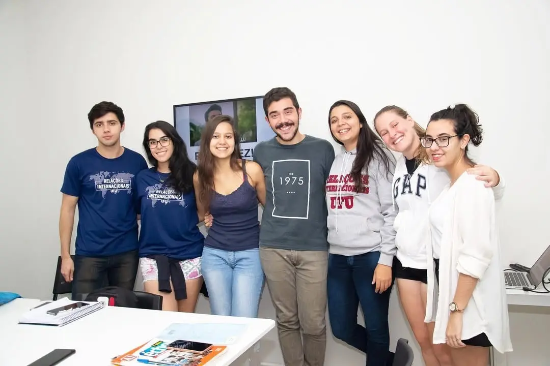 Alunos da Aliança Suíça reunidos na escola